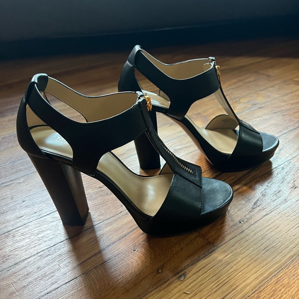 Michael Kors Berkeley Platform Sandal Heel in Black with Gold Zipper - Picture 2 of 5